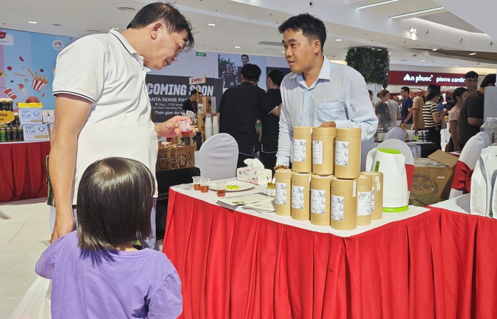 Trà bơ của Lê’s Farm thu hút khách hàng tại Lễ hội Tôn vinh cà phê - trà Việt lần 2 năm 2024 do Báo Người Lao Động tổ chức Trà bơ của Lê’s Farm thu hút khách hàng tại Lễ hội Tôn vinh cà phê - trà Việt lần 2 năm 2024 do Báo Người Lao Động tổ chức