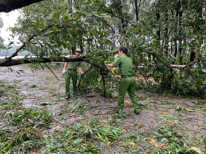 VIDEO: Bộ đội, công an xuyên đêm khắc phục hậu quả cơn bão số 3- Ảnh 8. VIDEO: Bộ đội, công an xuyên đêm khắc phục hậu quả cơn bão số 3- Ảnh 8.