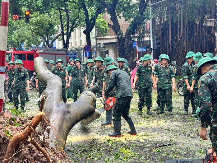 VIDEO: Bộ đội, công an xuyên đêm khắc phục hậu quả cơn bão số 3- Ảnh 2. VIDEO: Bộ đội, công an xuyên đêm khắc phục hậu quả cơn bão số 3- Ảnh 2.