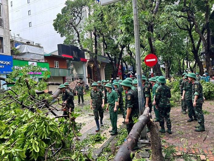 VIDEO: Bộ đội, công an xuyên đêm khắc phục hậu quả cơn bão số 3- Ảnh 1. VIDEO: Bộ đội, công an xuyên đêm khắc phục hậu quả cơn bão số 3- Ảnh 1.