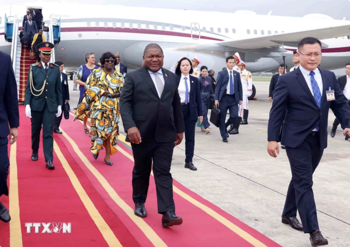 Tổng thống Mozambique và phu nhân tới Hà Nội- Ảnh 4. Tổng thống Mozambique và phu nhân tới Hà Nội- Ảnh 4.