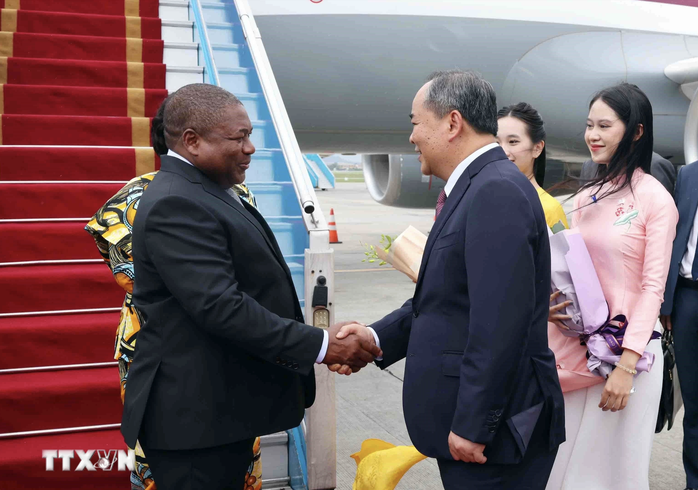 Tổng thống Mozambique và phu nhân tới Hà Nội- Ảnh 1. Tổng thống Mozambique và phu nhân tới Hà Nội- Ảnh 1.