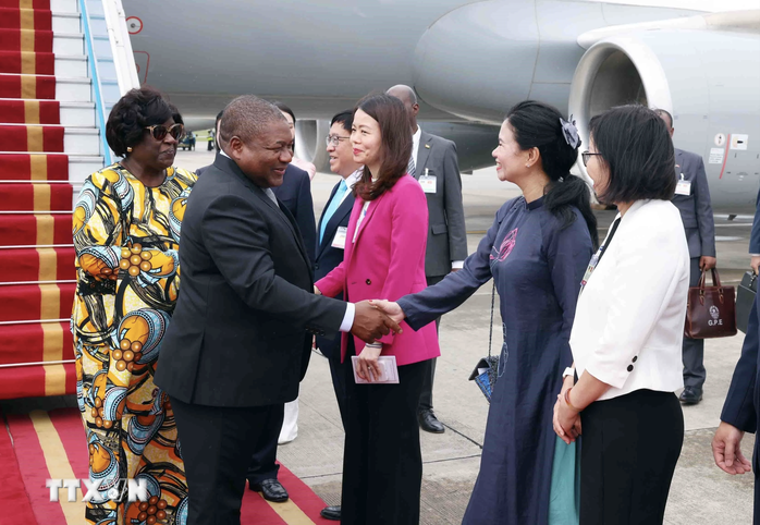 Tổng thống Mozambique và phu nhân tới Hà Nội- Ảnh 3. Tổng thống Mozambique và phu nhân tới Hà Nội- Ảnh 3.
