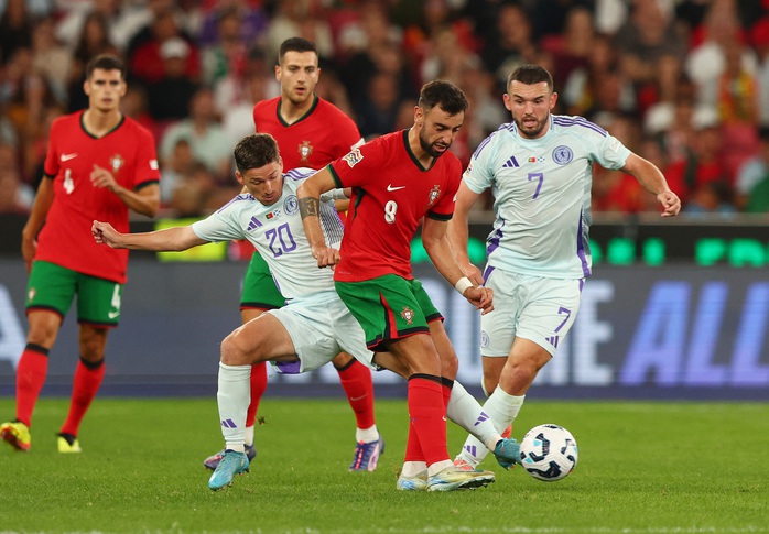 Ronaldo ghi bàn thắng thứ 901, Bồ Đào Nha ngược dòng hạ gục Scotland- Ảnh 3. Ronaldo ghi bàn thắng thứ 901, Bồ Đào Nha ngược dòng hạ gục Scotland- Ảnh 3.