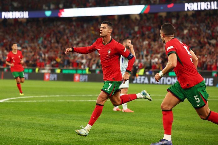 Ronaldo ghi bàn thắng thứ 901, Bồ Đào Nha ngược dòng hạ gục Scotland- Ảnh 4. Ronaldo ghi bàn thắng thứ 901, Bồ Đào Nha ngược dòng hạ gục Scotland- Ảnh 4.