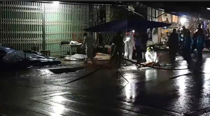 Tông vào xe ôtô rẽ ngang đường, 2 người đi xe máy tử vong tại chỗ- Ảnh 1. Tông vào xe ôtô rẽ ngang đường, 2 người đi xe máy tử vong tại chỗ- Ảnh 1.