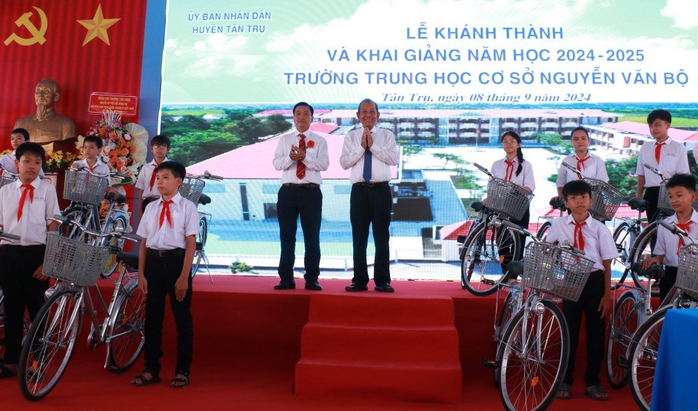 Báo Người Lao Động trao xe đạp tại ngôi trường mang tên liệt sĩ Nguyễn Văn Bộ- Ảnh 1. Báo Người Lao Động trao xe đạp tại ngôi trường mang tên liệt sĩ Nguyễn Văn Bộ- Ảnh 1.