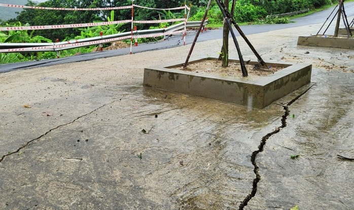 Gần nửa mặt đường Quốc lộ lên huyện biên giới Thanh Hóa bị mưa lũ "nuốt chửng"- Ảnh 6. Gần nửa mặt đường Quốc lộ lên huyện biên giới Thanh Hóa bị mưa lũ "nuốt chửng"- Ảnh 6.