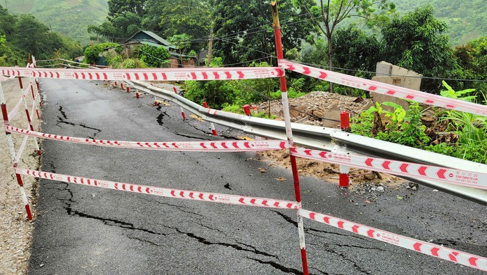 Gần nửa mặt đường Quốc lộ lên huyện biên giới Thanh Hóa bị mưa lũ "nuốt chửng"- Ảnh 4. Gần nửa mặt đường Quốc lộ lên huyện biên giới Thanh Hóa bị mưa lũ "nuốt chửng"- Ảnh 4.