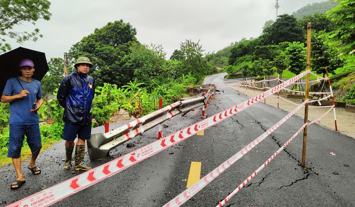 Gần nửa mặt đường Quốc lộ lên huyện biên giới Thanh Hóa bị mưa lũ "nuốt chửng"- Ảnh 2. Gần nửa mặt đường Quốc lộ lên huyện biên giới Thanh Hóa bị mưa lũ "nuốt chửng"- Ảnh 2.