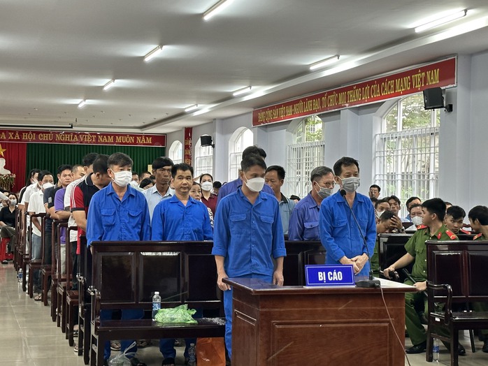 Xét xử 7 thanh tra giao thông nhận tiền "bảo kê" xe vi phạm- Ảnh 1. Xét xử 7 thanh tra giao thông nhận tiền "bảo kê" xe vi phạm- Ảnh 1.
