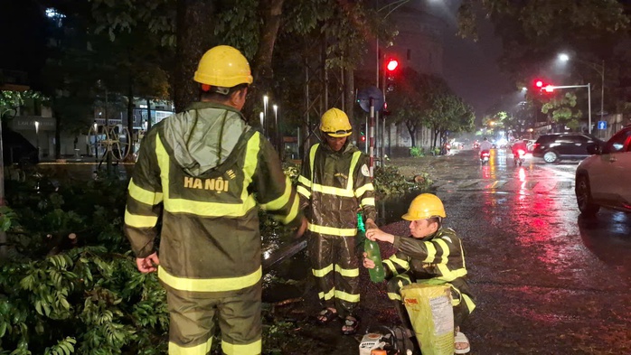 VIDEO: Miệt mài xuyên đêm hỗ trợ Hà Nội, Hải Phòng dọn dẹp cây xanh gãy đổ sau bão số 3- Ảnh 9. VIDEO: Miệt mài xuyên đêm hỗ trợ Hà Nội, Hải Phòng dọn dẹp cây xanh gãy đổ sau bão số 3- Ảnh 9.
