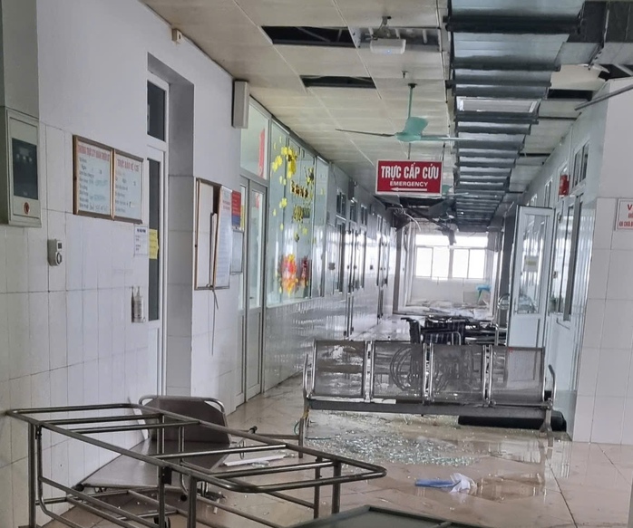 VIDEO: Nhiều bệnh viện tan hoang sau bão số 3- Ảnh 4. VIDEO: Nhiều bệnh viện tan hoang sau bão số 3- Ảnh 4.