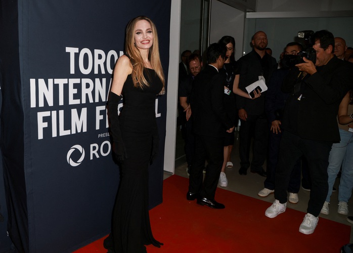 Pax Thiên lộ sẹo khi tháp tùng mẹ nuôi Angelina Jolie- Ảnh 4. Pax Thiên lộ sẹo khi tháp tùng mẹ nuôi Angelina Jolie- Ảnh 4.
