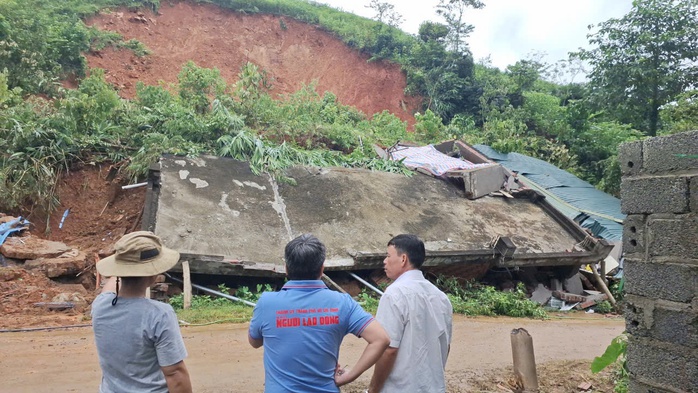 Báo Người Lao Động trao 30 triệu đồng hỗ trợ gia đình có 4 người chết do sạt lở đất- Ảnh 5. Báo Người Lao Động trao 30 triệu đồng hỗ trợ gia đình có 4 người chết do sạt lở đất- Ảnh 5.