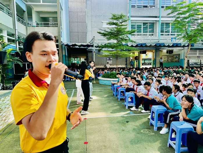 Nghệ sĩ Bình Tinh khuấy động chương trình Sân khấu học đường với "Tiếng trống Mê Linh"- Ảnh 3. Nghệ sĩ Bình Tinh khuấy động chương trình Sân khấu học đường với "Tiếng trống Mê Linh"- Ảnh 3.