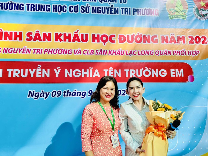 Nghệ sĩ Bình Tinh khuấy động chương trình Sân khấu học đường với "Tiếng trống Mê Linh"- Ảnh 2. Nghệ sĩ Bình Tinh khuấy động chương trình Sân khấu học đường với "Tiếng trống Mê Linh"- Ảnh 2.
