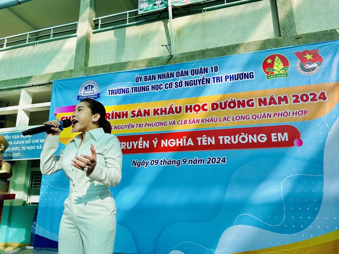 Nghệ sĩ Bình Tinh khuấy động chương trình Sân khấu học đường với "Tiếng trống Mê Linh"- Ảnh 1. Nghệ sĩ Bình Tinh khuấy động chương trình Sân khấu học đường với "Tiếng trống Mê Linh"- Ảnh 1.