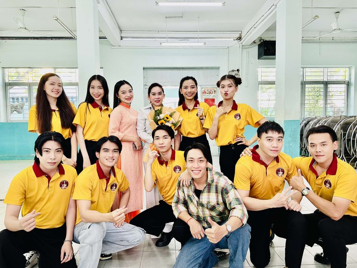Nghệ sĩ Bình Tinh khuấy động chương trình Sân khấu học đường với "Tiếng trống Mê Linh"- Ảnh 4. Nghệ sĩ Bình Tinh khuấy động chương trình Sân khấu học đường với "Tiếng trống Mê Linh"- Ảnh 4.