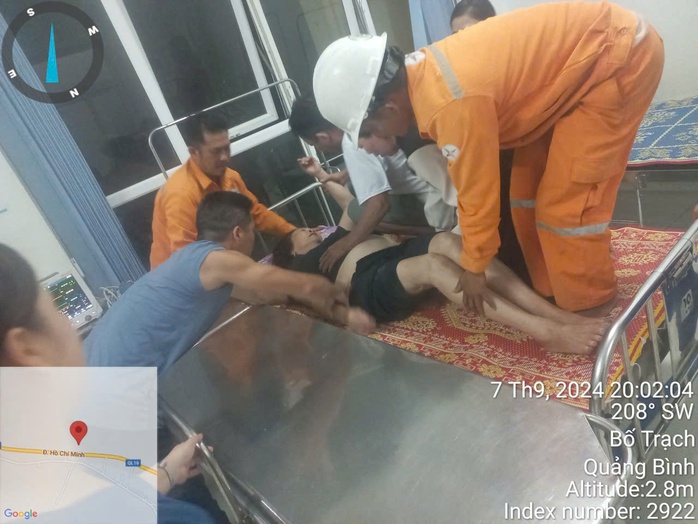 Tổng Giám đốc EVNCPC khen thưởng nhóm công nhân Điện lực Bố Trạch cứu người bị điện giật- Ảnh 1. Tổng Giám đốc EVNCPC khen thưởng nhóm công nhân Điện lực Bố Trạch cứu người bị điện giật- Ảnh 1.