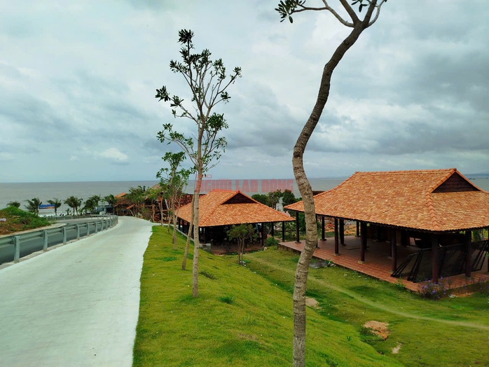 Bình Thuận: Choáng ngợp cụm nhà hàng, biệt thự trái phép ở dốc Hoàng Hôn- Ảnh 5. Bình Thuận: Choáng ngợp cụm nhà hàng, biệt thự trái phép ở dốc Hoàng Hôn- Ảnh 5.