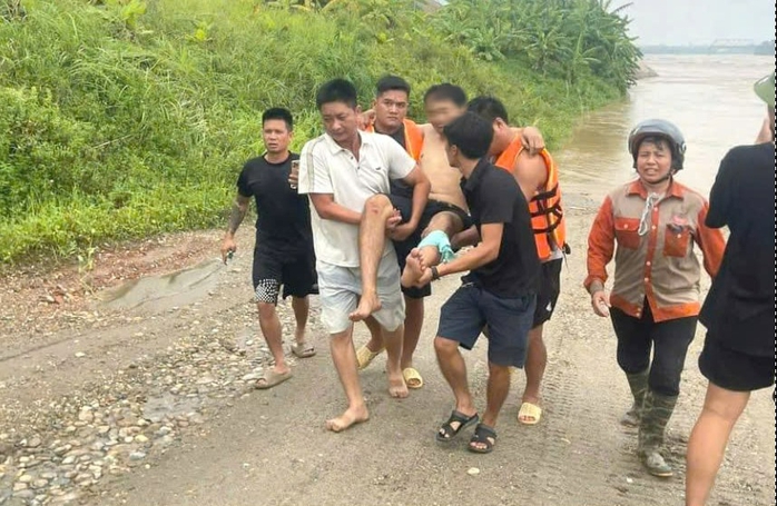 Nạn nhân kể gì về giây phút sinh tử rơi xuống sông Hồng trong vụ sập cầu Phong Châu?- Ảnh 3. Nạn nhân kể gì về giây phút sinh tử rơi xuống sông Hồng trong vụ sập cầu Phong Châu?- Ảnh 3.