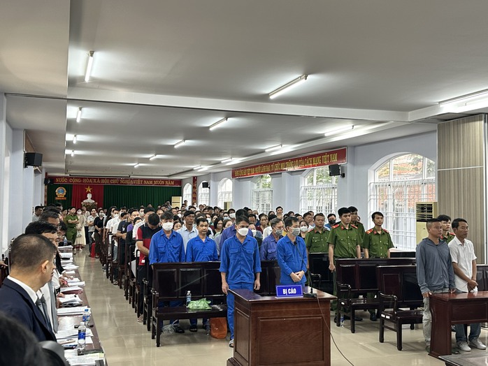 Hoãn xét xử 7 thanh tra giao thông nhận tiền "bảo kê" xe vi phạm- Ảnh 1. Hoãn xét xử 7 thanh tra giao thông nhận tiền "bảo kê" xe vi phạm- Ảnh 1.
