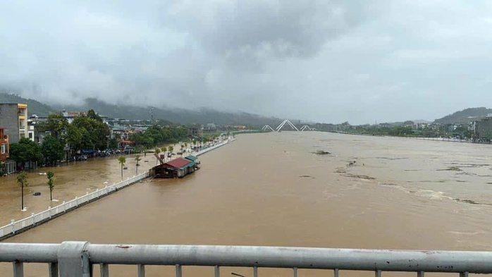 Tiếp tục sạt lở tại Lào Cai, 5 người tử vong, nước lũ tràn vào thành phố- Ảnh 1. Tiếp tục sạt lở tại Lào Cai, 5 người tử vong, nước lũ tràn vào thành phố- Ảnh 1.