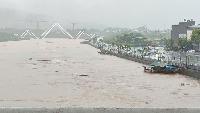 7 người mất tích do sạt lở đất, huy động 200 người tìm kiếm- Ảnh 1. 7 người mất tích do sạt lở đất, huy động 200 người tìm kiếm- Ảnh 1.