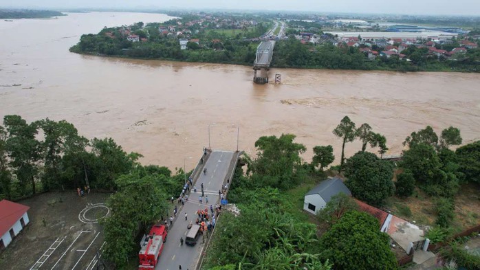 Thủ tướng: Khẩn trương triển khai cứu hộ cứu nạn các nạn nhân vụ sập nhịp cầu Phong Châu- Ảnh 1. Thủ tướng: Khẩn trương triển khai cứu hộ cứu nạn các nạn nhân vụ sập nhịp cầu Phong Châu- Ảnh 1.