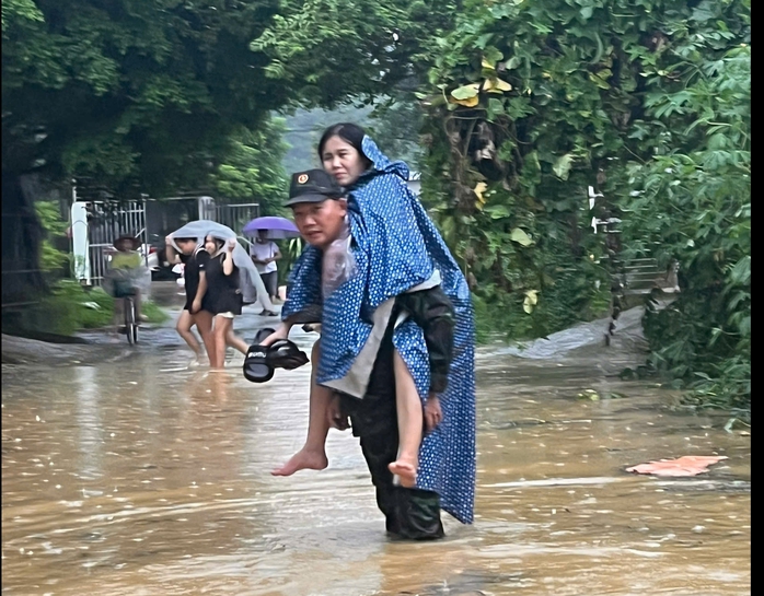 Trạm y tế ngập sâu, thầy thuốc chuẩn bị đèn dầu để khám bệnh- Ảnh 3. Trạm y tế ngập sâu, thầy thuốc chuẩn bị đèn dầu để khám bệnh- Ảnh 3.