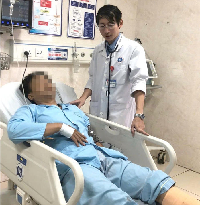 Nạn nhân kể gì về giây phút sinh tử rơi xuống sông Hồng trong vụ sập cầu Phong Châu?- Ảnh 1. Nạn nhân kể gì về giây phút sinh tử rơi xuống sông Hồng trong vụ sập cầu Phong Châu?- Ảnh 1.