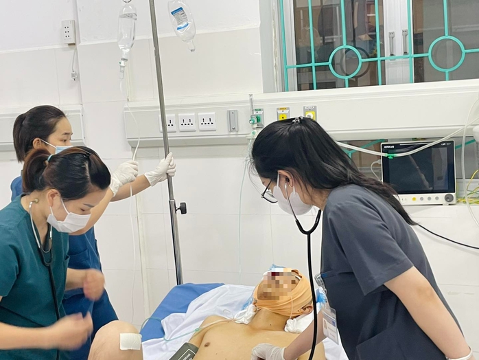 Vụ xe khách 16 chỗ bị vùi lấp ở Cao Bằng: Cứu nạn nhân sống sót đầu tiên- Ảnh 2. Vụ xe khách 16 chỗ bị vùi lấp ở Cao Bằng: Cứu nạn nhân sống sót đầu tiên- Ảnh 2.