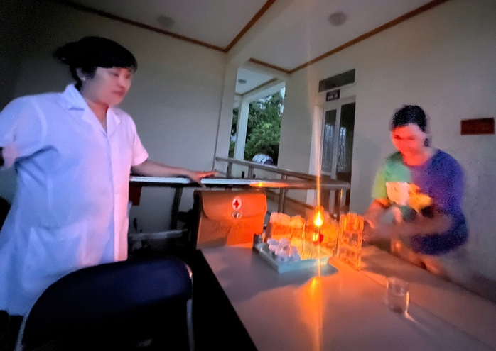 Trạm y tế ngập sâu, thầy thuốc chuẩn bị đèn dầu để khám bệnh- Ảnh 2. Trạm y tế ngập sâu, thầy thuốc chuẩn bị đèn dầu để khám bệnh- Ảnh 2.
