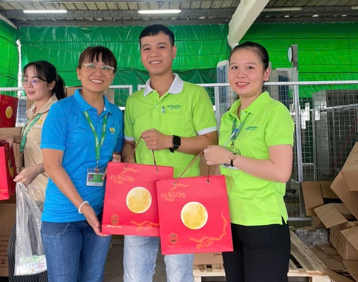 Hơn 20.000 lao động hạnh phúc khi được nhận quà Trung thu sớm- Ảnh 2. Hơn 20.000 lao động hạnh phúc khi được nhận quà Trung thu sớm- Ảnh 2.