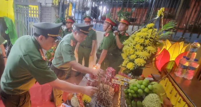 Báo Người Lao Động trao 10 triệu đồng hỗ trợ gia đình Thiếu tá công an Trần Quốc Hoàng- Ảnh 1. Báo Người Lao Động trao 10 triệu đồng hỗ trợ gia đình Thiếu tá công an Trần Quốc Hoàng- Ảnh 1.