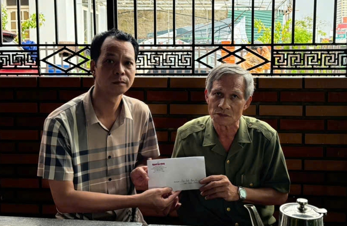 Báo Người Lao Động trao 10 triệu đồng hỗ trợ gia đình Thiếu tá công an Trần Quốc Hoàng- Ảnh 3. Báo Người Lao Động trao 10 triệu đồng hỗ trợ gia đình Thiếu tá công an Trần Quốc Hoàng- Ảnh 3.