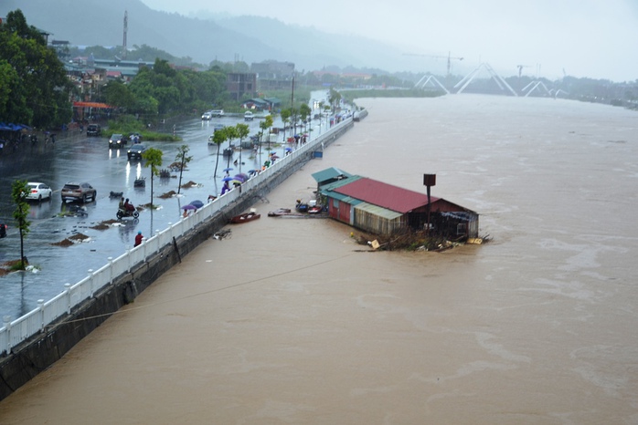 Lũ lên cao, nhiều người ra bờ sông chụp ảnh- Ảnh 1. Lũ lên cao, nhiều người ra bờ sông chụp ảnh- Ảnh 1.