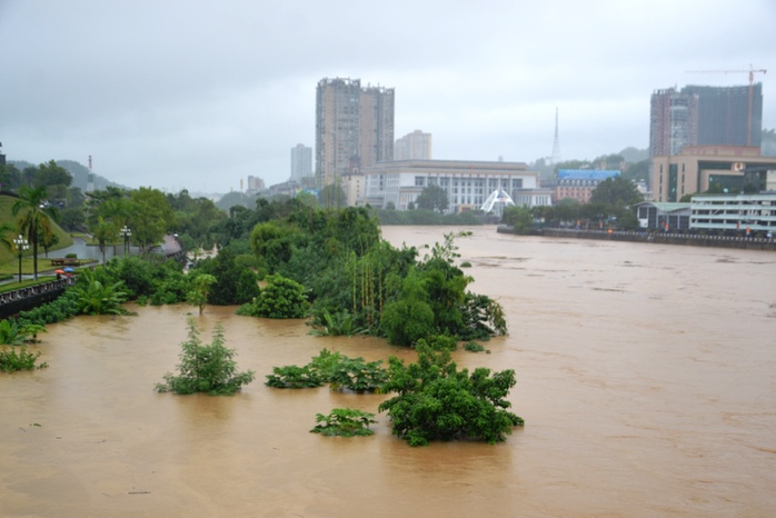 Lũ lên cao, nhiều người ra bờ sông chụp ảnh- Ảnh 3. Lũ lên cao, nhiều người ra bờ sông chụp ảnh- Ảnh 3.