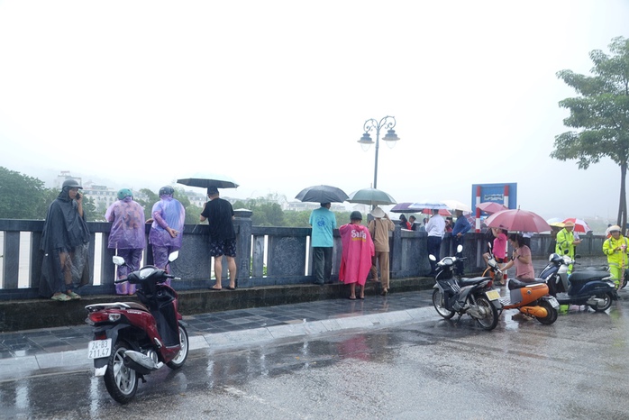 Lũ lên cao, nhiều người ra bờ sông chụp ảnh- Ảnh 6. Lũ lên cao, nhiều người ra bờ sông chụp ảnh- Ảnh 6.