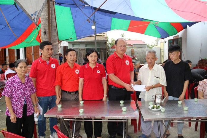 Cứu trợ khẩn cấp người dân thiệt hại do bão số 3- Ảnh 1. Cứu trợ khẩn cấp người dân thiệt hại do bão số 3- Ảnh 1.