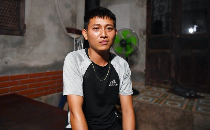 Vụ sập cầu Phong Châu: Nam thanh niên chèo thuyền ra dòng nước chảy xiết cứu người- Ảnh 1. Vụ sập cầu Phong Châu: Nam thanh niên chèo thuyền ra dòng nước chảy xiết cứu người- Ảnh 1.