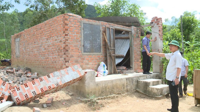 Bình Định: Gió lốc giật sập nhà, 3 cha con đang ngủ gặp nạn- Ảnh 1.