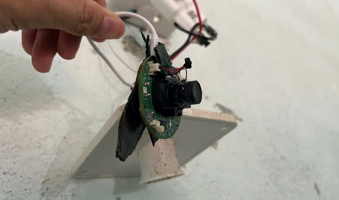Phát hiện thiết bị nghi camera trong phòng tắm của nữ sinh viên- Ảnh 1. Phát hiện thiết bị nghi camera trong phòng tắm của nữ sinh viên- Ảnh 1.