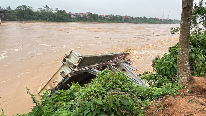 VIDEO: Cận cảnh hiện trường vụ sập cầu Phong Châu, nước sông Hồng chảy xiết- Ảnh 7. VIDEO: Cận cảnh hiện trường vụ sập cầu Phong Châu, nước sông Hồng chảy xiết- Ảnh 7.