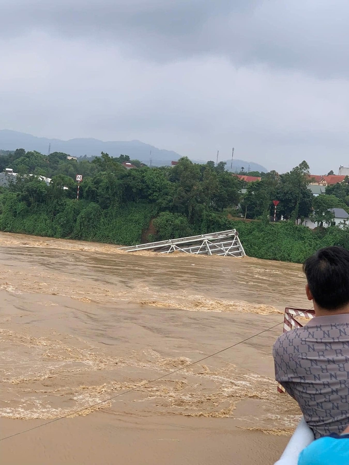 Sập cầu Phong Châu bắc qua sông Hồng, nhiều người gặp nạn- Ảnh 7.