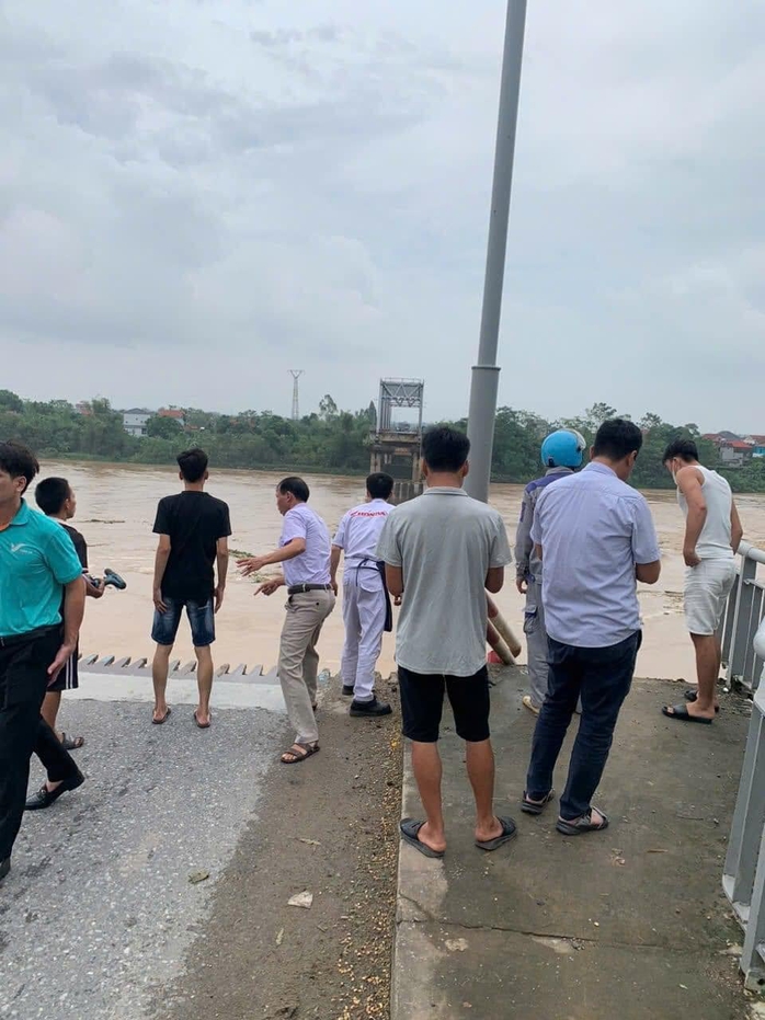 Sập cầu Phong Châu bắc qua sông Hồng, nhiều người gặp nạn- Ảnh 6.