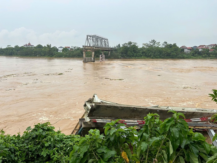 Vụ sập cầu Phong Châu: Nam thanh niên chèo thuyền ra dòng nước chảy xiết cứu người- Ảnh 2. Vụ sập cầu Phong Châu: Nam thanh niên chèo thuyền ra dòng nước chảy xiết cứu người- Ảnh 2.