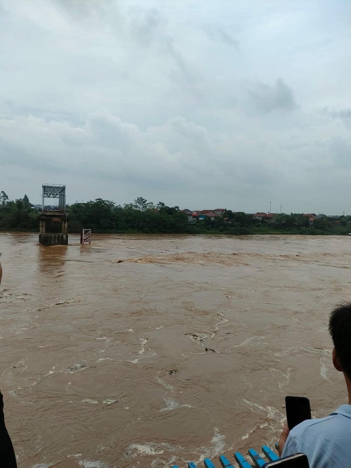 Sập cầu Phong Châu bắc qua sông Hồng, nhiều người gặp nạn- Ảnh 5.