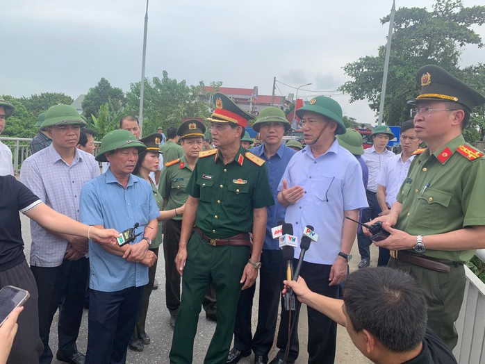 Phó Thủ tướng Hồ Đức Phớc chỉ đạo cứu hộ, cứu nạn tại hiện trường vụ sập cầu Phong Châu- Ảnh 1.